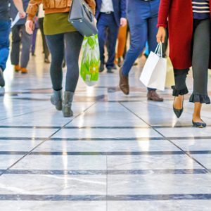 Verbraucher gehen durch Einkaufszentrum und stützen die Konjunktur