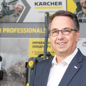 Exportleiter Axel Stolz vor ausgewählten Kärcher-Produkten