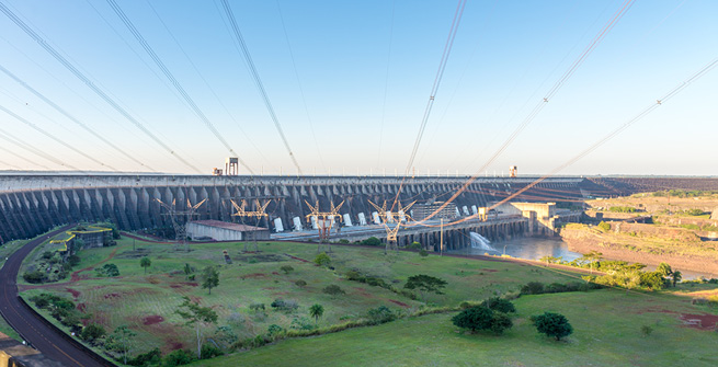 Itaipú-Staudamm an der Grenze von Brasilien und Paraguay