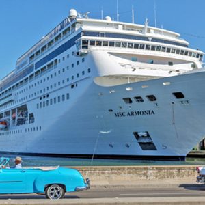 Kreuzfahrtschiff im Hafen von Havanna