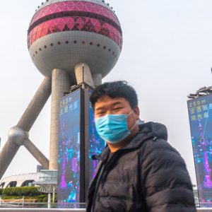 Mann mit Maske in Schanghai