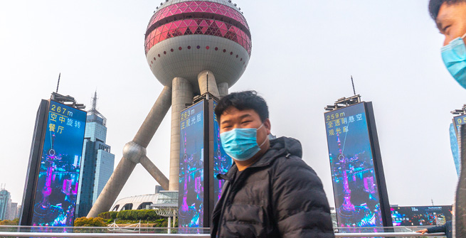 Mann mit Maske in Schanghai