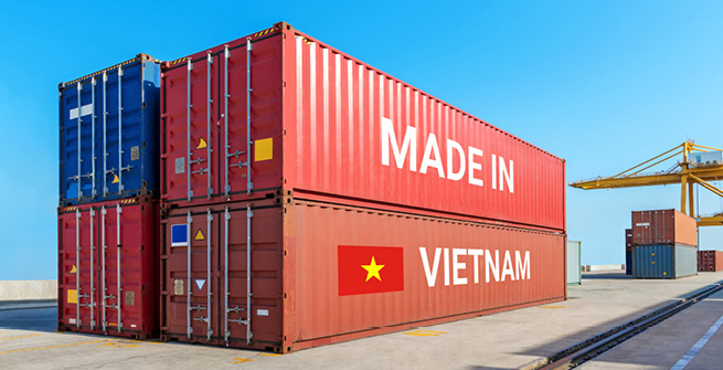 Container am Hafen mit „Made in Vietnam“