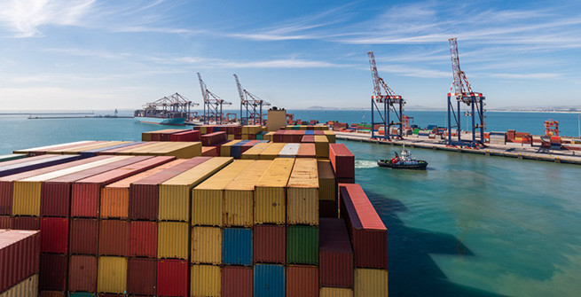 Containerschiff im Hafen Kapstadt