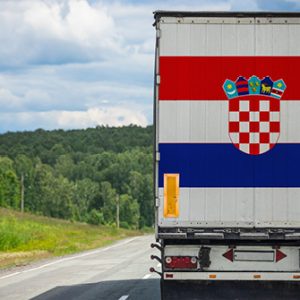 Lkw mit kroatischer Flagge