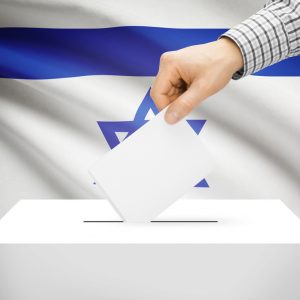 Wahlurne vor Flagge Israel