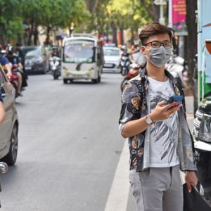Junger Mann auf den Straßen Hanois