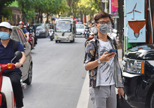 Junger Mann auf den Straßen Hanois
