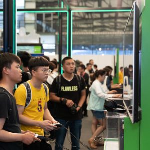 Junge Spieler auf einer Spielemesse in Shanghai