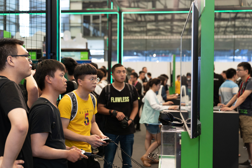 Junge Spieler auf einer Spielemesse in Shanghai