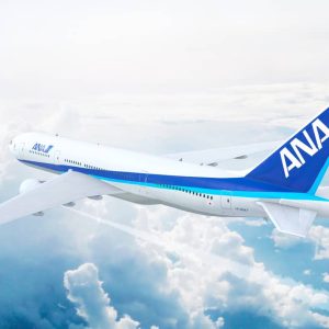 ANA-Flugzeug über den Wolken