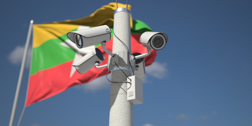 Kameras vor Myanmar-Flagge