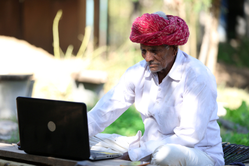 Indischstämmige Arbeitskraft beim mobilen Arbeiten