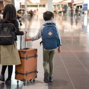 Kinder auf Flughafen in Asien