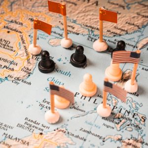 Chinesische und amerikanische Flaggen auf Landkarte am Südchinesischen Meer.