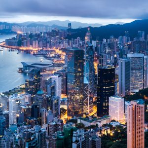 Blick auf die Stadt Hongkong von oben in der Dämmerung