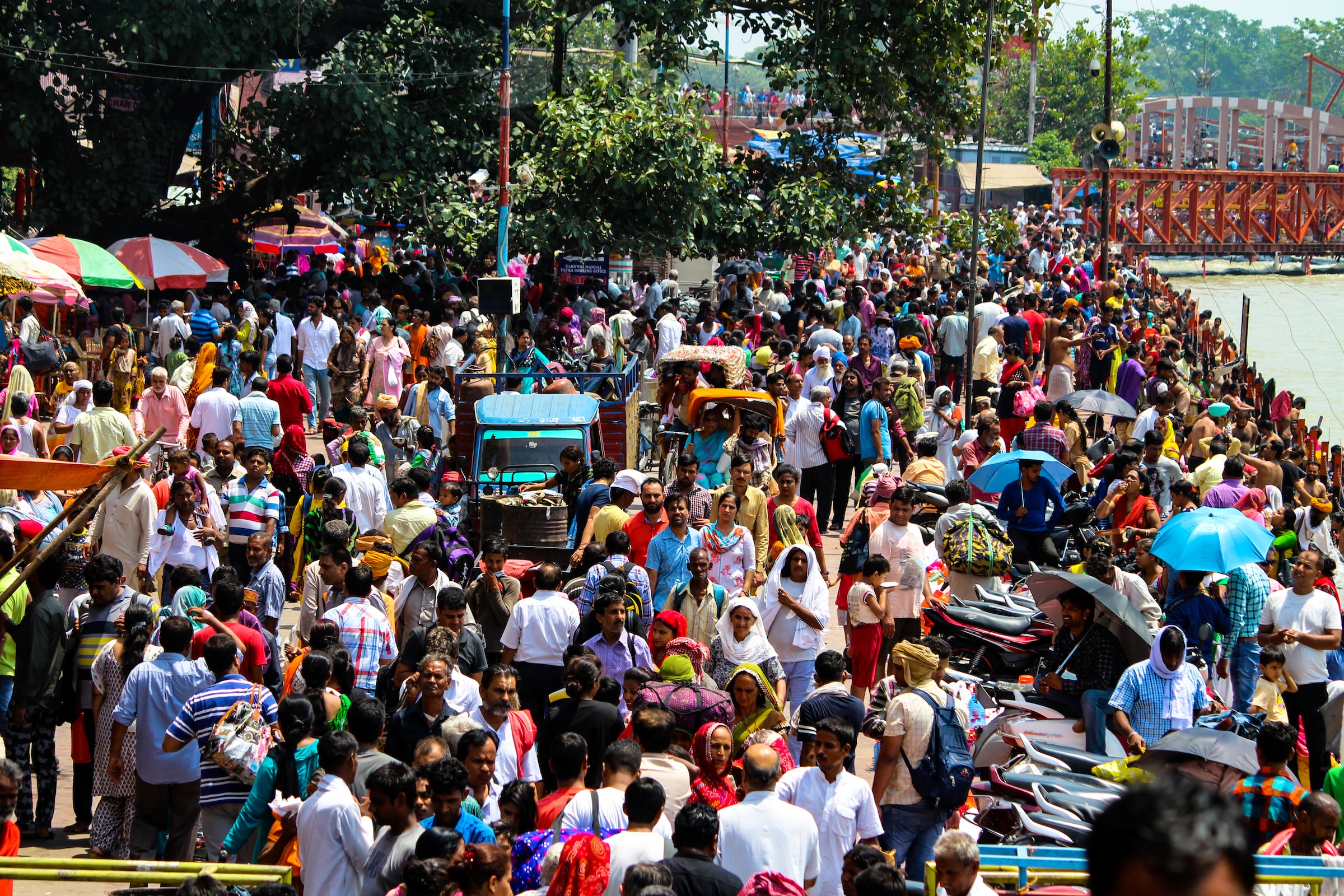 Straße an indischem Fluss voller Menschen