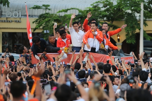 Pita Limjaroenrat badet nach Wahlsieg in der Menge