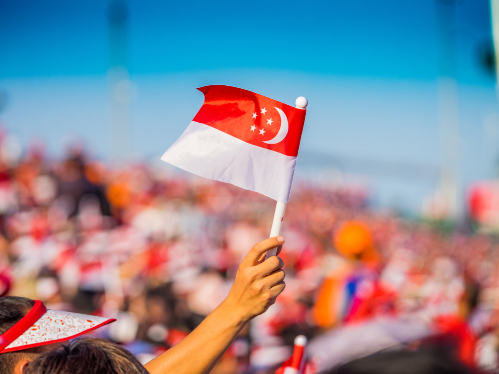 Singapur-Flagge wird hochgehalten.
