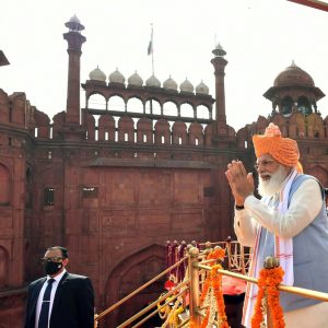 Modi betet vor einem Bauwerk
