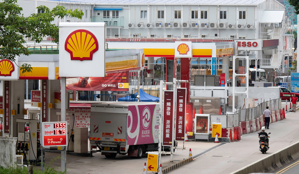 Shell-Tankstelle von schräg oben
