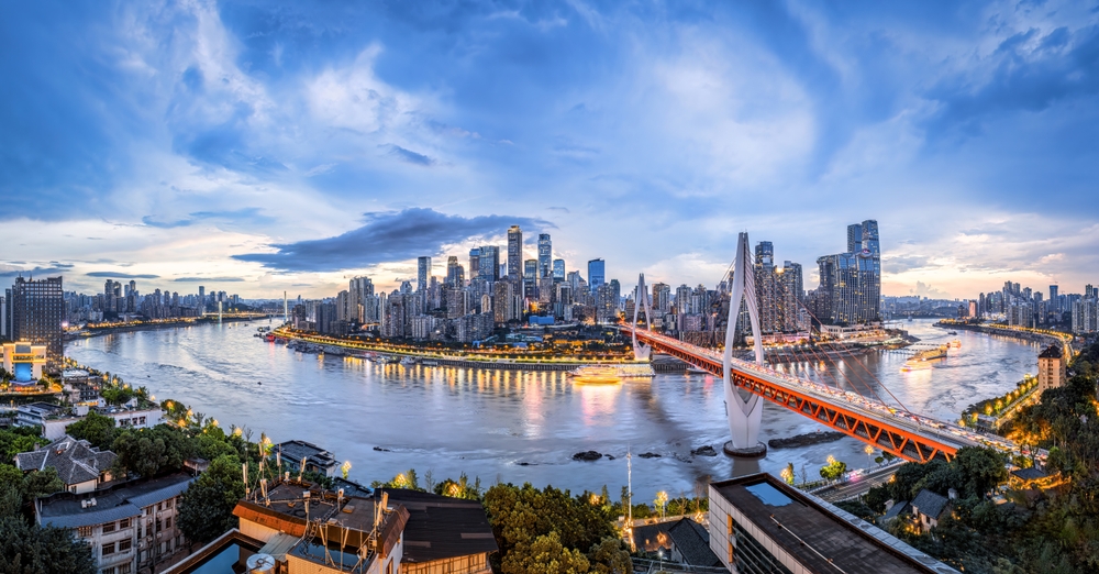 Blick auf Skyline und Fluss von Chongqing