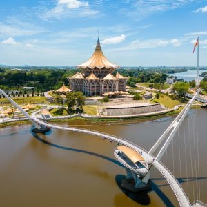 Brücke über Sarawak-Fluss in Malaysia