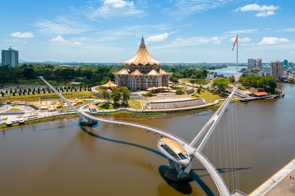 Brücke über Sarawak-Fluss in Malaysia